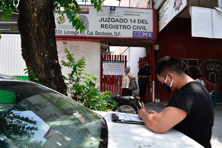 Indagan a médicos legistas por red de “coyotaje” de certificados de defunción