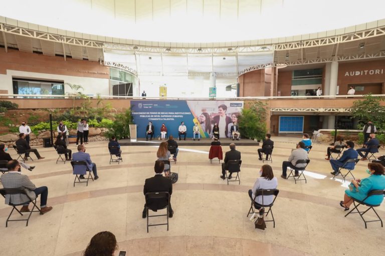 En Aguascalientes, entregan becas a más de 270 estudiantes de nivel superior