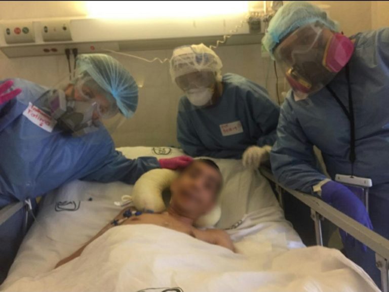 Madre de Aguascalientes anima a su hijo hospitalizado por Covid-19 a través de videollamada