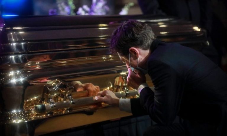 Familiares y amigos despiden a George Floyd en primero de sus funerales