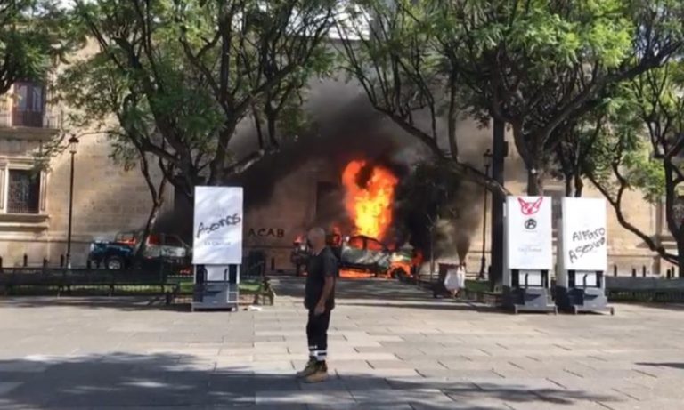 Jalisco: queman patrullas e irrumpen en Palacio de Gobierno durante marcha por Giovanni