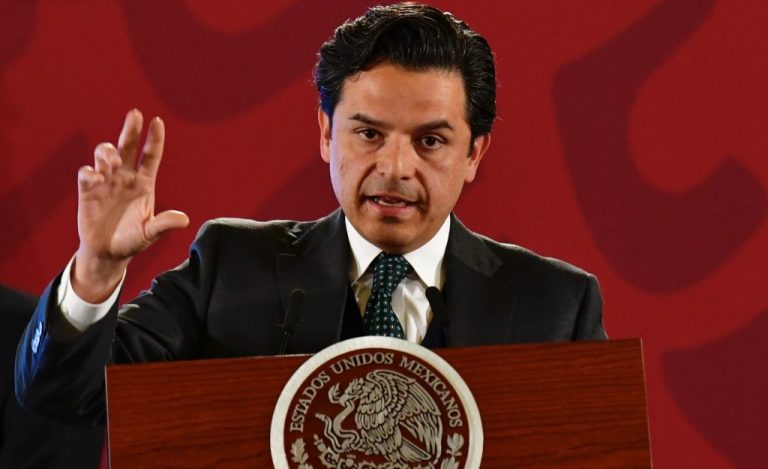 Zoé Robledo niega incurrir en conflicto de interés en el IMSS