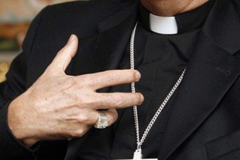 Obispos “no están obligados” a denunciar a sacerdotes pederastas, aunque el Vaticano pide que lo hagan