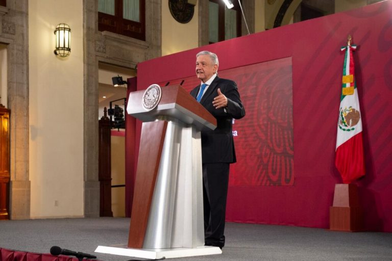 “Deje sus machismos y use el cubrebocas”, lanzan panistas a López Obrador