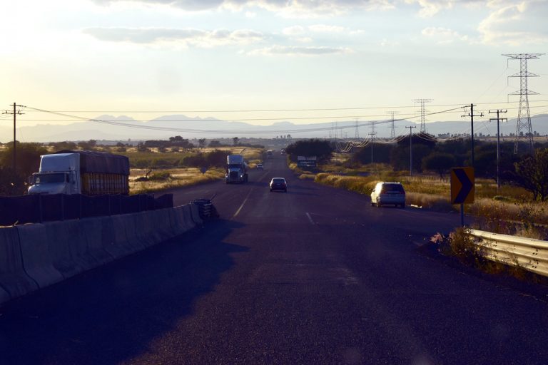 Tres gigantes van por el Libramiento Carretero Poniente