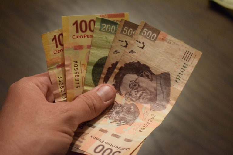 Anuncian incremento de sueldo a burócratas federales del 5.3%