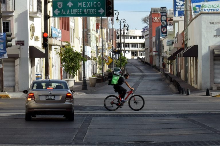 Repartidores de plataformas digitales en Aguascalientes sin prestaciones laborales