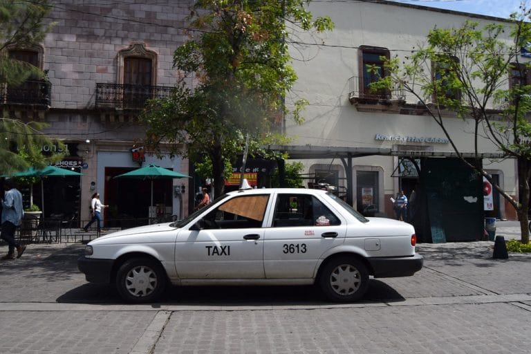 Taxistas de Aguascalientes son acosados por autoridades estatales que buscan multarlos