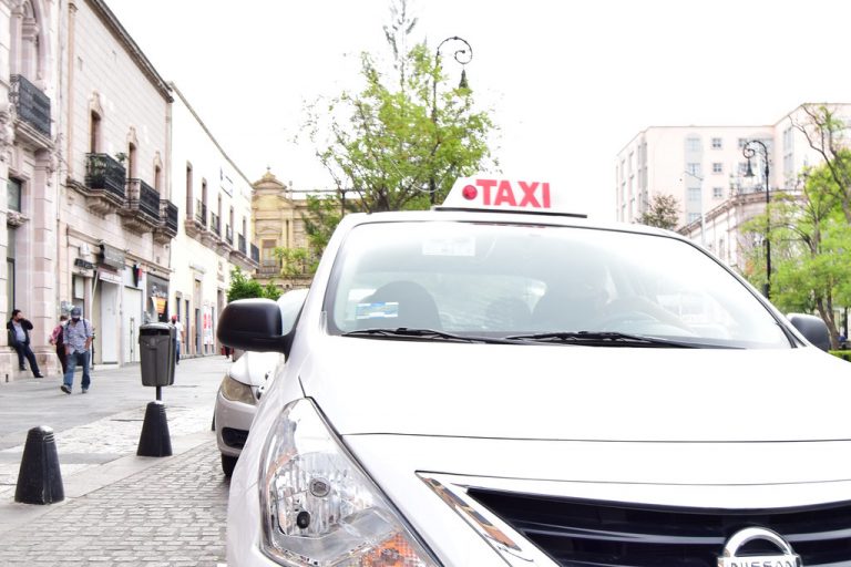 Es necesario mejorar la imagen del taxista para tener más clientes