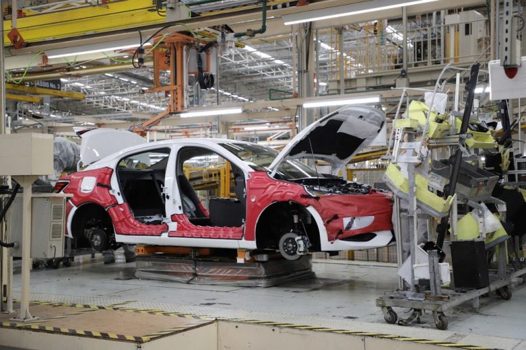 Advierten que no cesarán los paros técnicos en la industria automotriz en este año