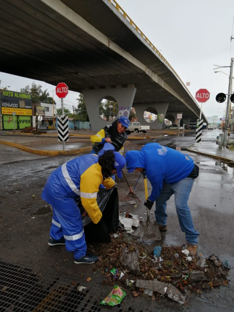 En Aguascalientes, no tirar basura en la calle y barrer la banqueta para evitar inundaciones