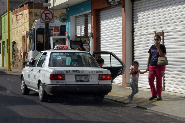 Piden a CMOV Aguascalientes que agilice procesos para la entrega de taxis en el corralón