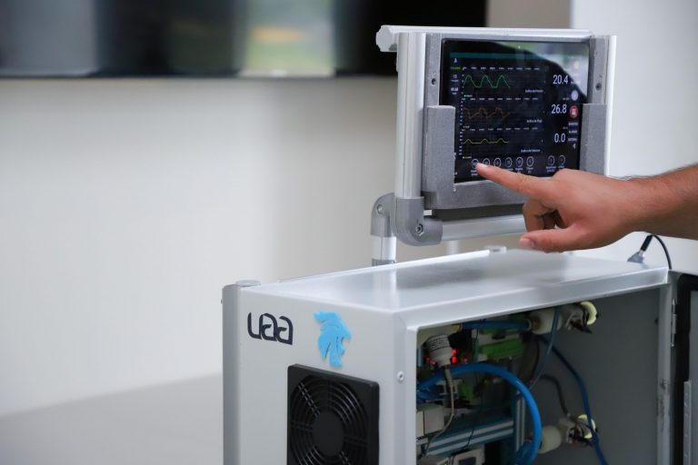 UAA avanza en la certificación de ventilador mecanico para asistencia respiratoria