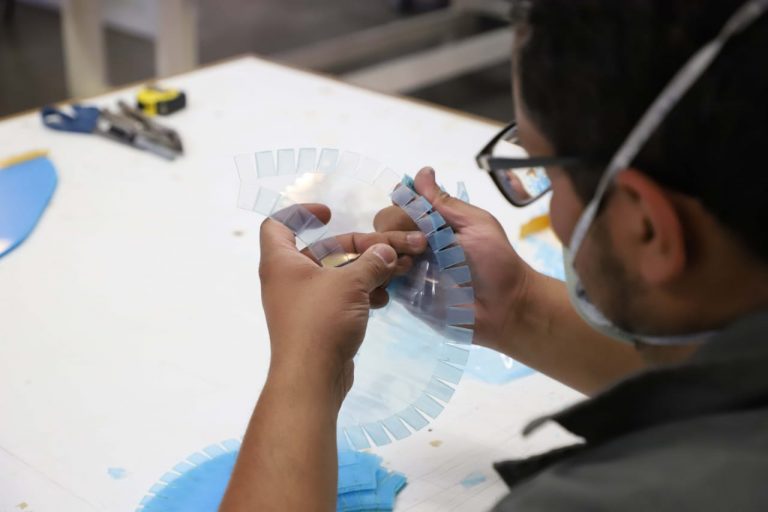 UAA continúa con la producción y entrega de caretas cristal