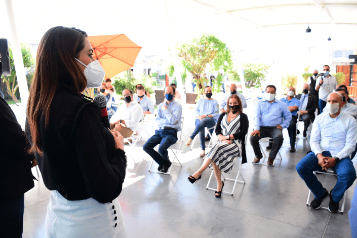 Entregan kits desinfectantes a restauranteros en Aguascalientes