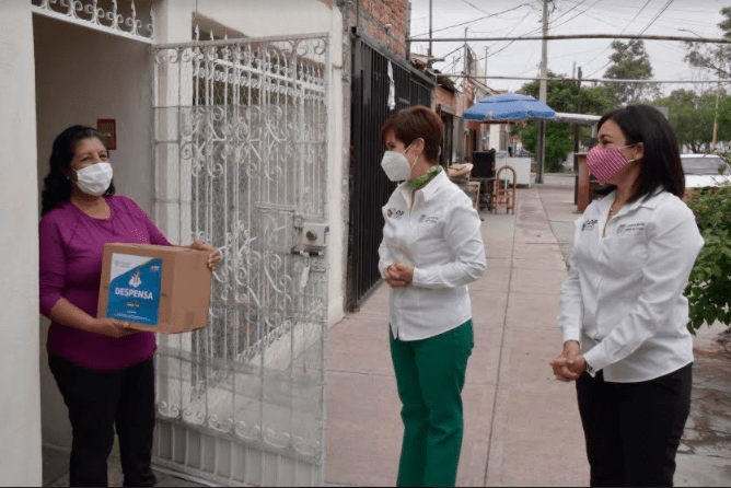 Entregan despensas en domicilios de integrantes de Clubes de la Tercera Edad en Aguascalientes