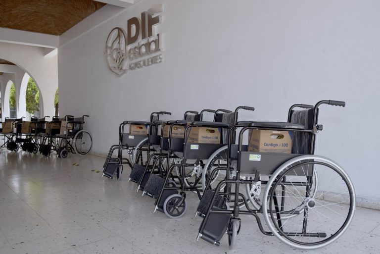 DIF Estatal entregó 20 sillas de ruedas a personas de 7 municipios en Aguascalientes