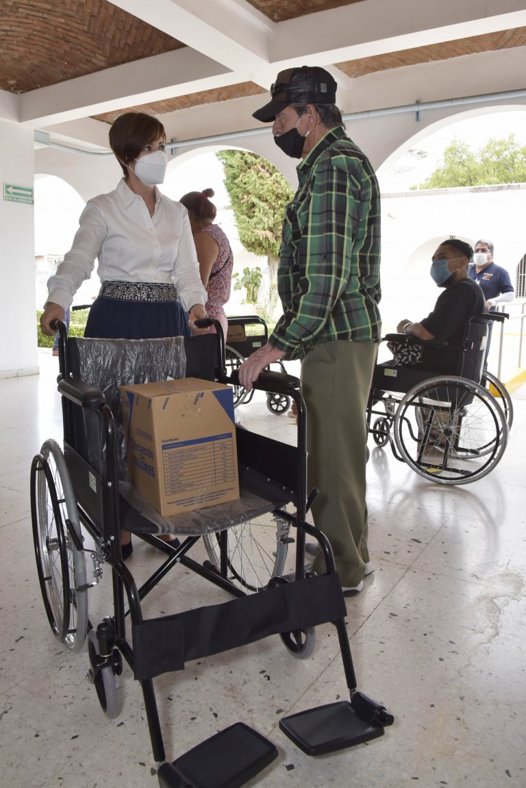 Entregan 15 sillas de ruedas a beneficiarios de 4 municipios en Aguascalientes