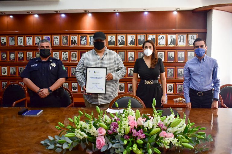 Reconocen a taxista de Aguascalientes por ayuda en la captura de presuntos delincuentes