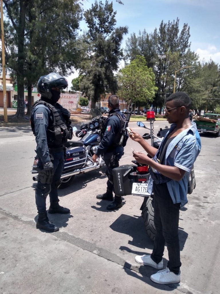 Policías estatales de Aguascalientes detienen a colombiano por su color de piel, denuncia Casa del Migrante