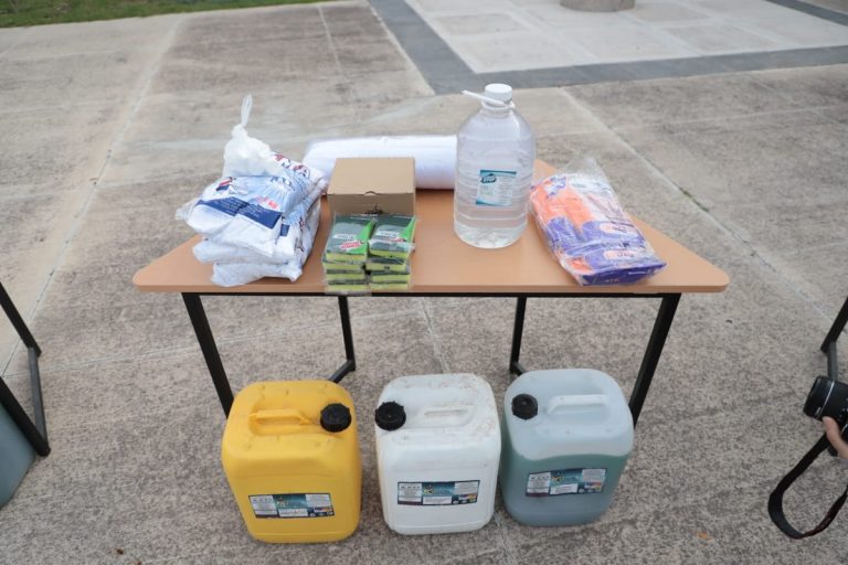 Entregan material para la desinfección de planteles de educación