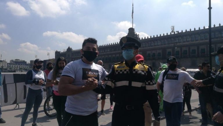 Policía de Tránsito vence a instructor de gym en duelo de lagartijas