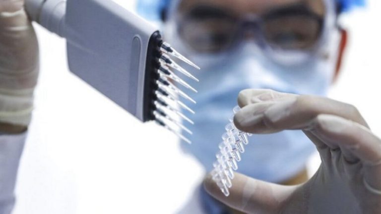 La vacuna de Moderna funcionaría para adultos mayores, revela estudio preliminar