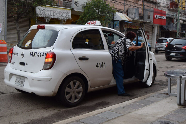 Taxistas se solidarizan con personas que padecen de insuficiencia renal