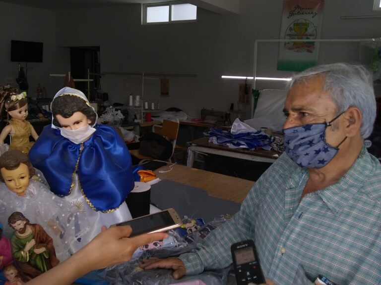 Fabrican cubrebocas para bautizos y niños, negocios se adaptan ante la pandemia en Aguascalientes