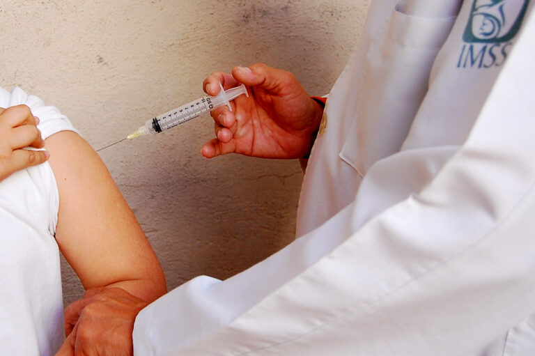 Fundación Slim invirtió en vacunas contra Covid-19 debido a la nula voluntad del Gobierno Federal 