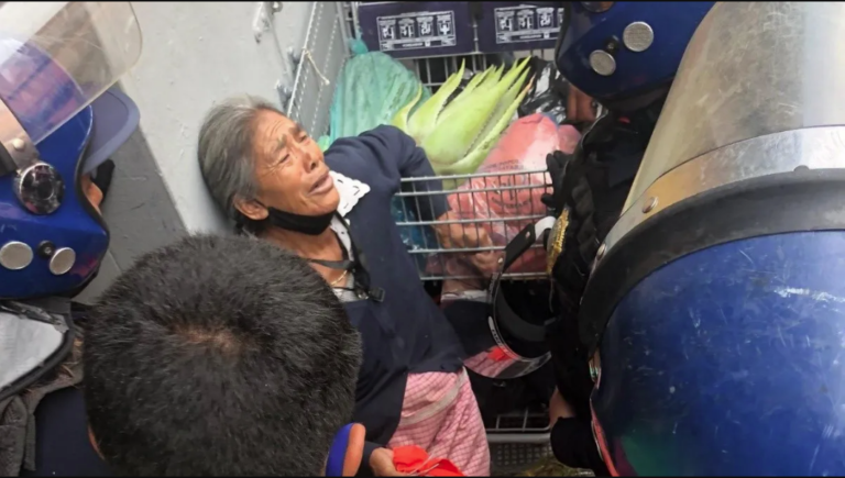 Ahora contra una adulta mayor, continua abuso policiaco en CDMX contra comerciantes ambulantes