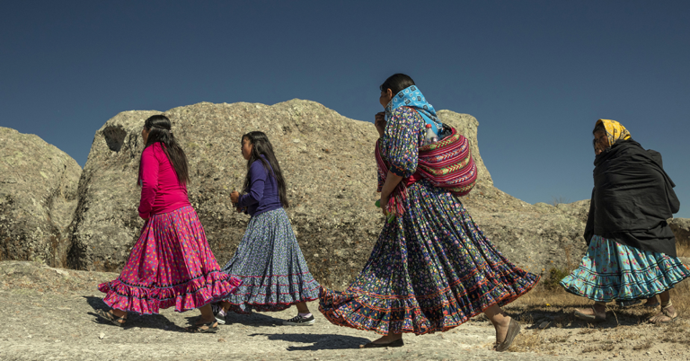 Detienen a 50 rarámuris por violar sello de clausura de un taller de costura