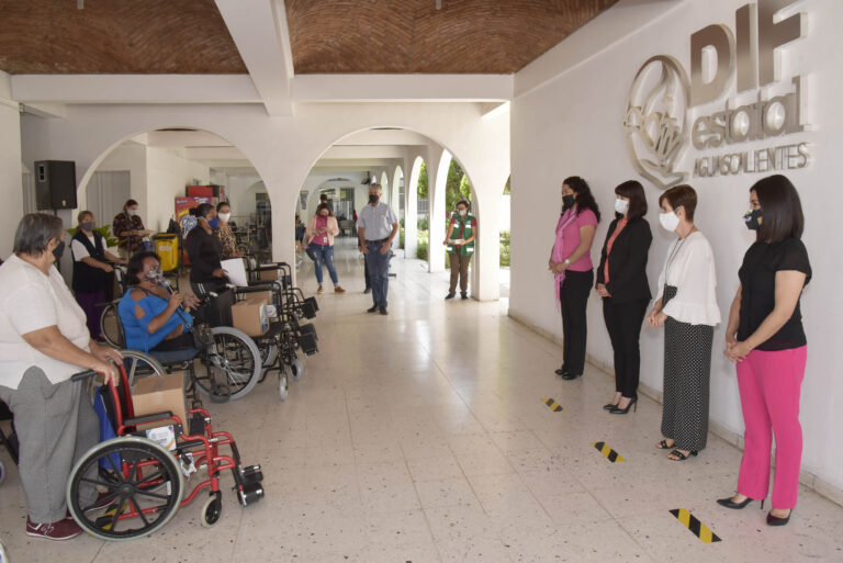 DIF de Aguascalientes continúa entregando sillas de ruedas y andaderas a personas vulnerables