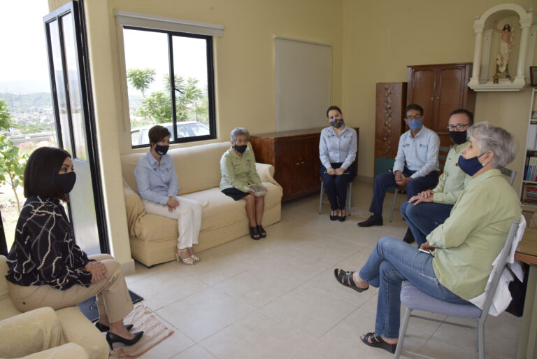 Yolanda Ramírez entrega reconocimiento a asociaciones civiles