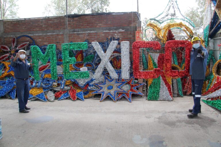 Instalan iluminación ornamental para conmemoración de fiestas patrias en Aguascalientes