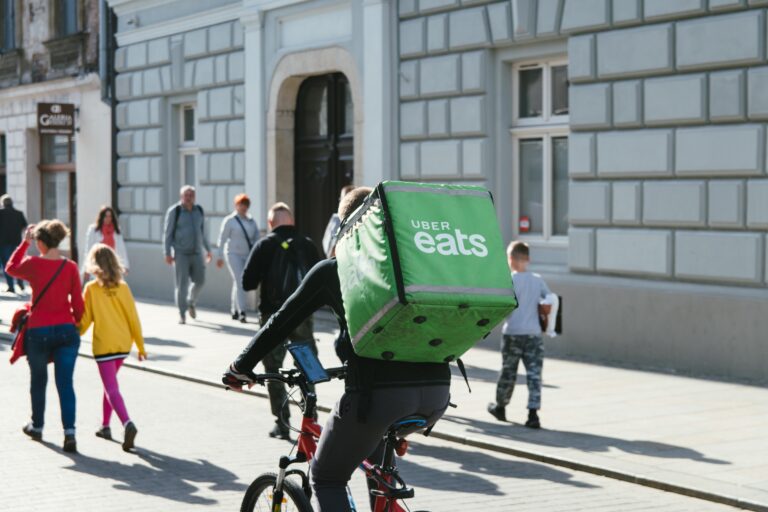 Falso repartidos de Uber Eats roba banco y sale con 1.6 millones de pesos