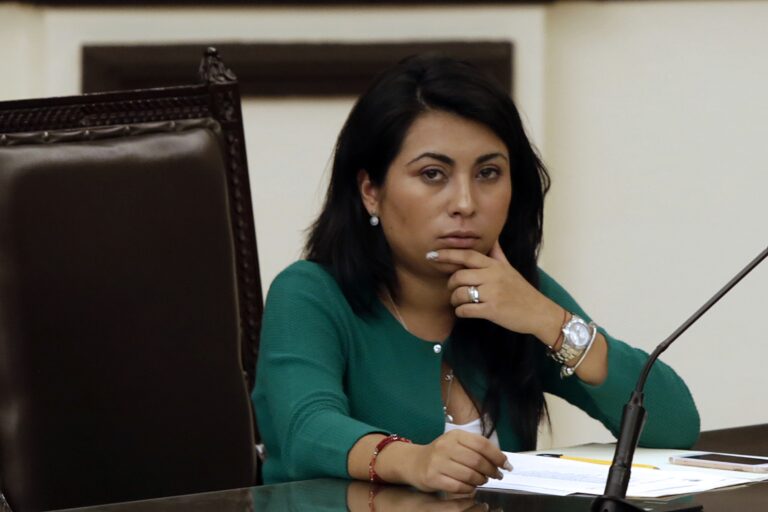 Diputada que propuso cárcel por omisión de medidas sanitarias arma fiestón en Acapulco