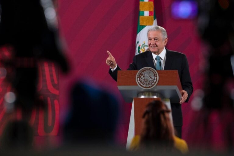Presidente podría crear su propia red social ante censura de Facebook y Twitter (es AMLO, no Trump)