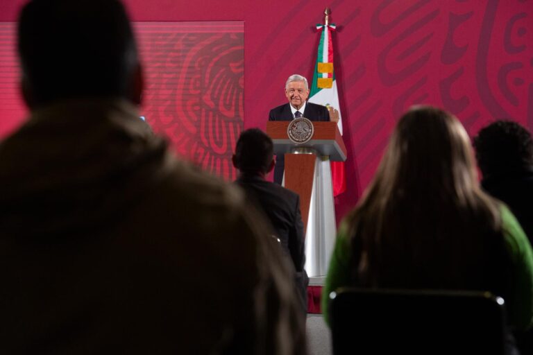 López Obrador ofrece renunciar si hay una protesta de 100 mil opositores y cae en las encuestas