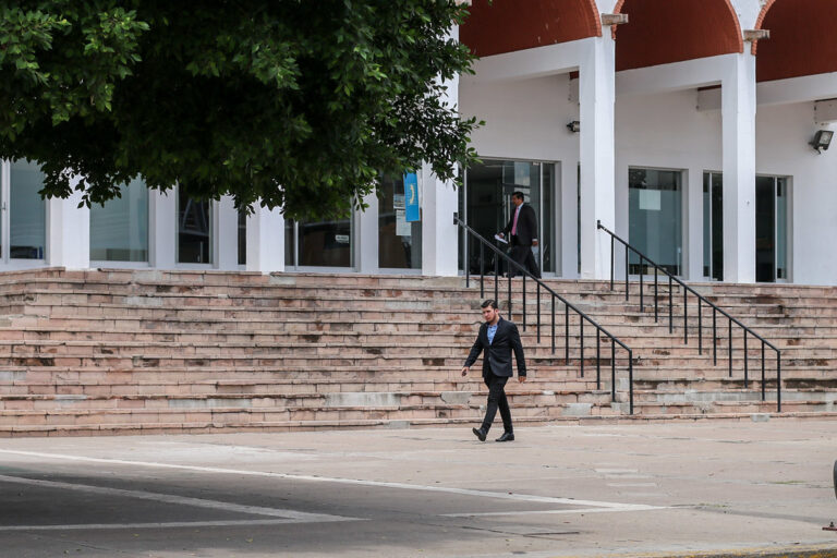 Faltan defensores públicos, no se les respeta su pago y el servicio ha decaído