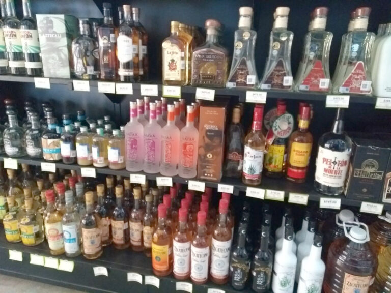 Distribución de bebidas alcohólicas a través de redes sociales y a domicilio tampoco está permitida