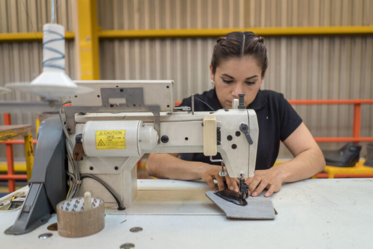 Textileras de Aguascalientes buscan reconversión para hacer cubrebocas y uniformes quirúrgicos