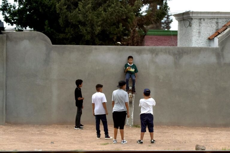 Por falta de equipo, es un reto que niños continúen con estudios en el refugio de Mujer Contemporánea