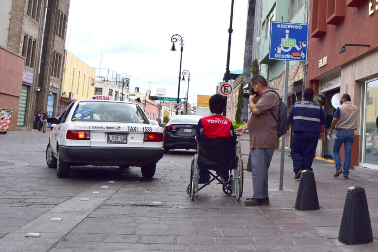 Taxis aún no cuentan con aditamentos para dar servicio a personas con discapacidad
