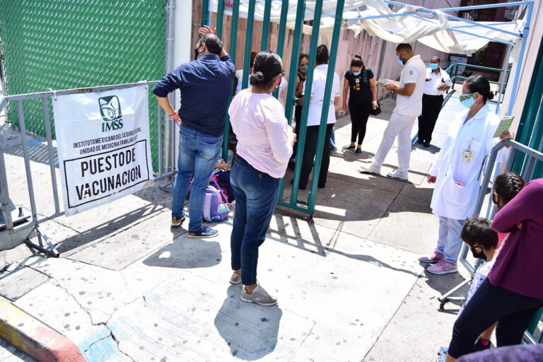 Instalan puesto de vacunación en el HGZ1