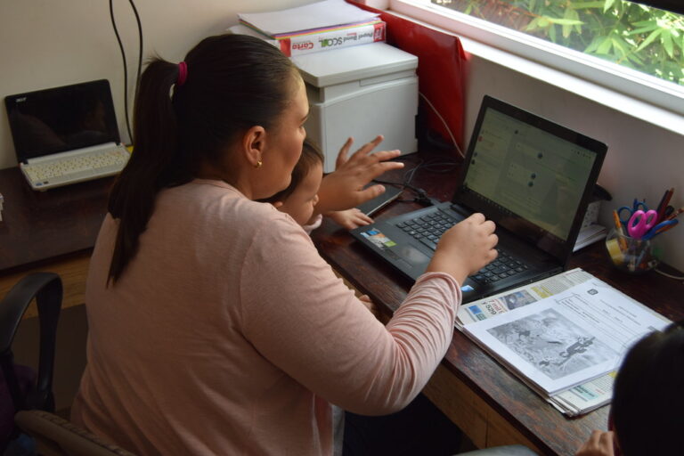 Para madres enfermas de cáncer ha sido complicado auxiliar en clases a distancia