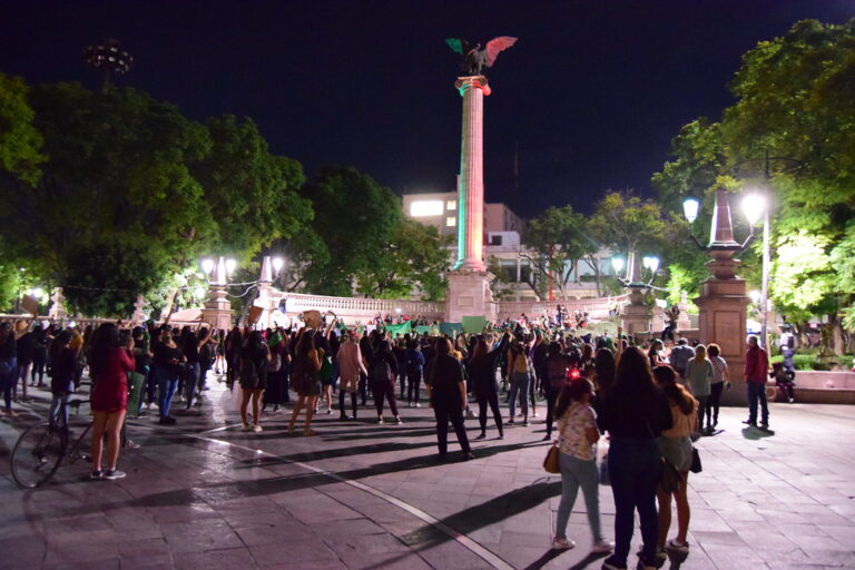 Autoridades buscan quitar el foco a demanda central al criminalizar protestas