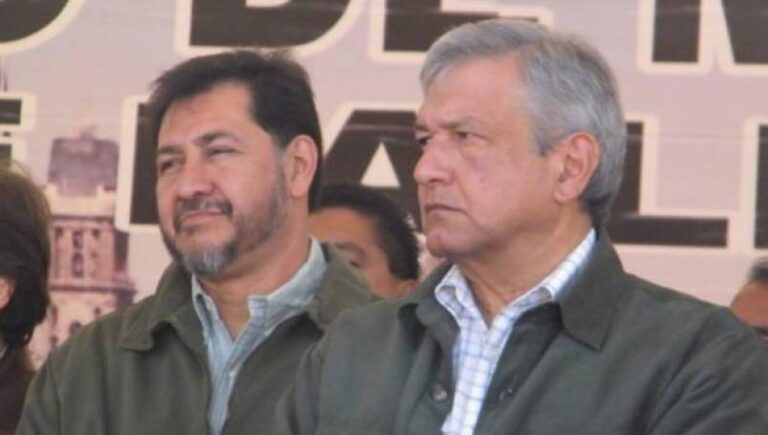 López Obrador deja vestido y alborotado a Fernández Noroña