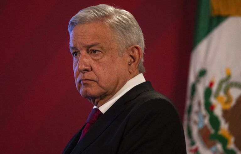 AMLO pide “lealtad ciega” a la 4T por parte de sus funcionarios