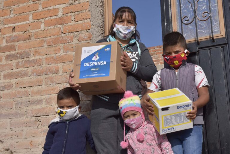Entregan despensas a madres jefas de familia en Norias de Paso Hondo